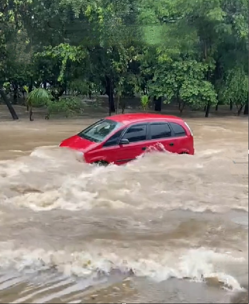 Carro em enchente urbana