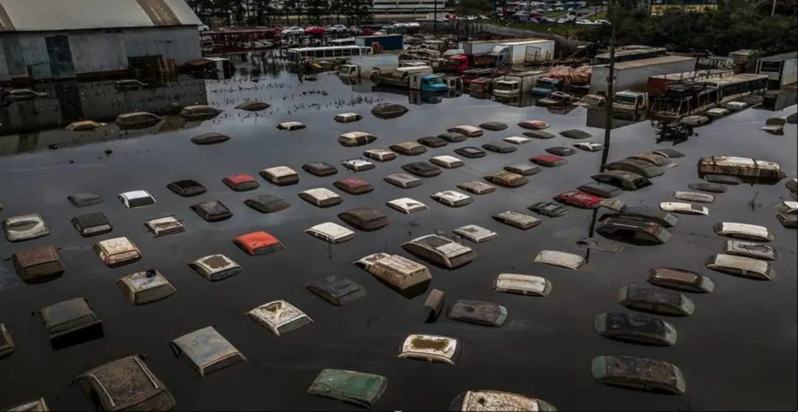 Carros submersos em enchente